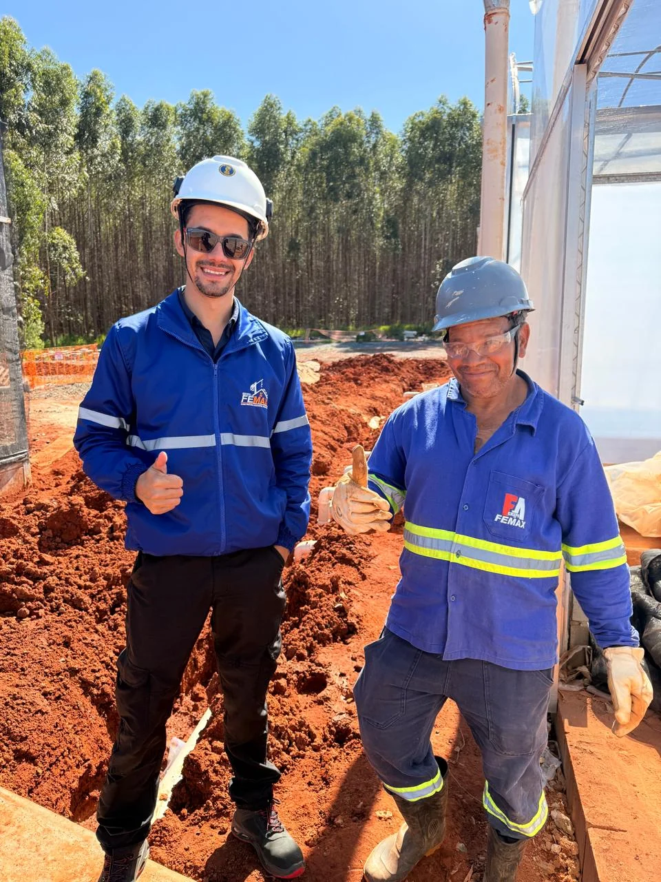 Dois profissionais da Femax Construtora em uma obra industrial