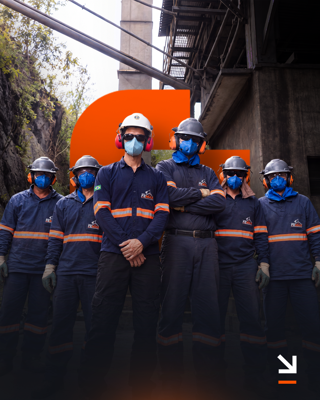 Equipe da Femax Construtora com equipamentos de proteção em uma área industrial