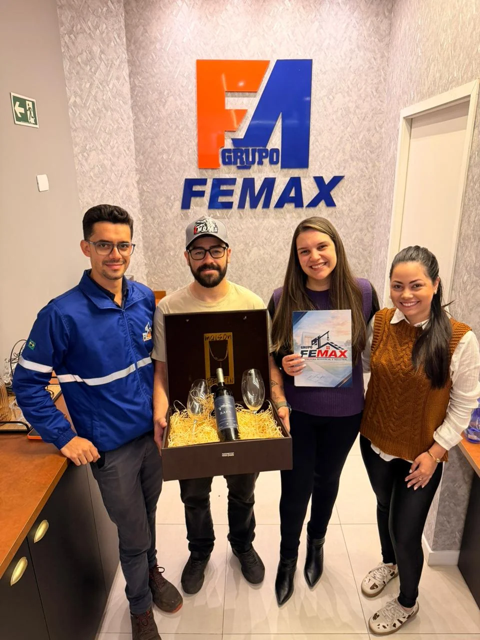 Equipe e clientes da Femax Construtora reunidos na sede da empresa